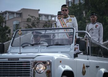 SAIFUDDIN Nasution Ismail memeriksa kawalan kehormatan Anggota JIM pada Sambutan Hari Imigresen 2024 di Dataran Pahlawan, Putrajaya. - UTUSAN/FAIZ ALIF ZUBIR