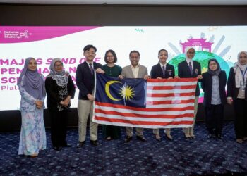 MOHAMMAD Yusof Apdal (tengah) bergambar bersama para pelajar pada majlis Send Off Pemenang National Science Challenge 2023 ke lawatan luar negara di MOSTI, Putrajaya. - UTUSAN/FAISOL MUSTAFA