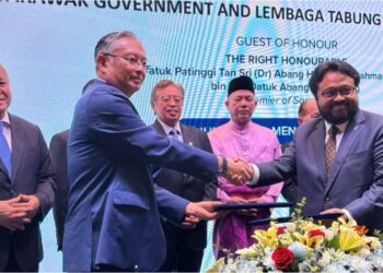 ABANG Johari Tun Openg menyaksikan pertukaran MoU antara Datuk Seri Dr. Wan Lizozman Wan Omar (dua dari kiri) dan Ketua Eksekutif LTAT, Mohammad Ashraf Md Radzi di Auditorium Menara Affin, Kuala Lumpur.