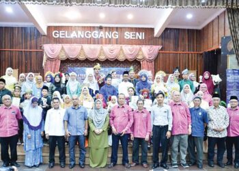 PESERTA dan pemenang bergambar bersama tetamu khas Sayembara Deklamasi Puisi Sains dan Teknologi Peringkat negeri di Gelanggang Seni, Kota Bharu, Kelantan baru-baru ini.