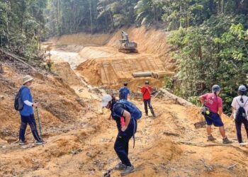 AKTIVIS alam sekitar meninjau kawasan hutan yang ditebang bagi pembinaan jalan menghubungkan Puncak Perdana dengan Setia Alam di Shah Alam, Selangor. – ihsan AKTIVIS SACF