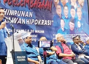 MOHAMED Azmin Ali berucap pada Himpunan Rakyat Lawan Hipokrasi dekat Tanjong Karang di Kuala Selangor, Selangor, malam semalam. – UTUSAN/ISKANDAR SHAH MOHAMED