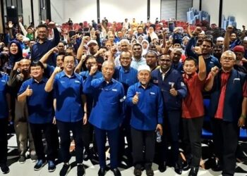 MUHYIDDIN Yassin bersama kepemimpinan dan akar umbi PN pada program Himpunan Rakyat Lawan Hipokrasi dekat Tanjong Karang, Kuala Selangor, Selangor, malam semalam. - UTUSAN/ISKANDAR SHAH MOHAMED