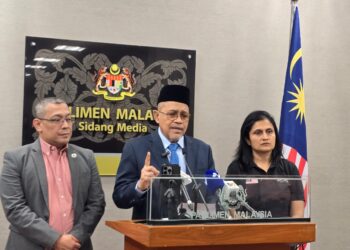 PRESIDEN Kesatuan Olahraga Malaysia (KOM), Datuk Seri Shahidan Kassim (tengah) berucap ketika mengadakan sidang media khas di Parlimen, hari ini.