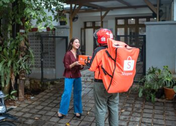 BEKERJASAMA dengan rangkaian rakan logistik pihak ketiga (3PLs), Shopee juga melancarkan penghantaran percuma di seluruh platform mulai Julai 2024 untuk menambah nilai kepada pelanggan dan menyediakan mereka dengan pengalaman membeli-belah yang terbaik.