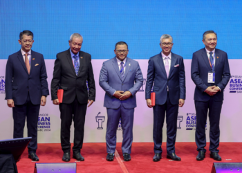 AMIRUDIN SHARI (tengah) bersama Menteri Pelaburan, Perdagangan dan Industri, Datuk Seri Tengku Zafrul Abdul Aziz (dua kanan) pada Selangor Asean Business Conference (SABC) 2024 di Pusat Konvensyen Kuala Lumpur, semalam.-UTUSAN/FARIZ RUSADIO