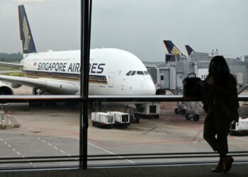 SEBUAH pesawat Singapore Airlines diletakkan di landasan Lapangan Terbang Changi Singapura.- AFP