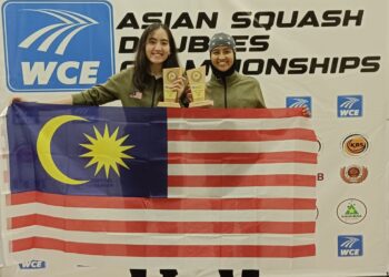 Aifa Azman (kanan) dan  adiknya Aira bersama  piala acara beregu wanita Kejohanan Beregu Squash Asia 1024 di Arena Emas Skudai Johor Bahru hari ini. -UTUSAN/BAAZLAN IBRAHIM