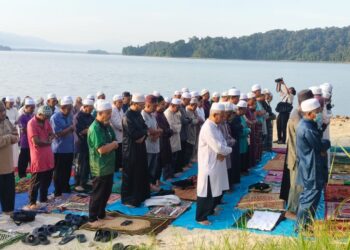 PENDUDUK menunaikan solat istisqa’ memohon hujan berikutan cuaca panas menyebabkan paras air di Tasik Bukit Merah di Bagan Serai surut. - UTUSAN/WAT KAMAL ABAS