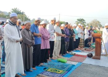 PENDUDUK melakukan solat sunat Istis'qa memohon hujan di Masjid Ar Rahmaniah di Bagan Serai hari ini. - UTUSAN/WAT KAMAL ABAS