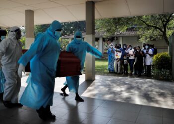 PEKERJA pengurusan mayat lengkap memakai peralatan perlindungan diri (PPE) semasa proses pembakaran mayat mangsa Covid-19 di Colombo, Sri Lanka.- AGENSI