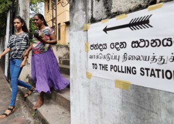 HAMPIR 17 juta daripada 22 juta penduduk Sri Lanka layak mengundi.- AGENSI