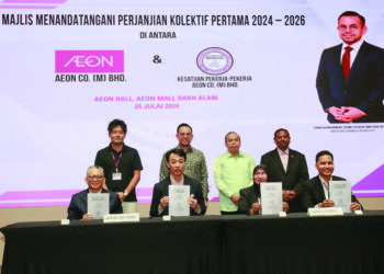 STEVEN Sim Chee Keong (berdiri, dua dari kiri) menyaksikan Majlis Menandatangani Perjanjian Bersama 2024-2026 antara Aeon Co.(Malaysia ) Berhad dan Kesatuan Pekerja-Pekerja Aeon di Shah Alam, semalam. – UTUSAN/ABDUL RAZAK IDRIS