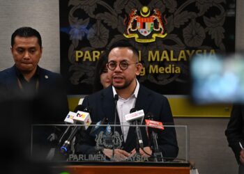 STEVEN Sim pada sidang media di Bangunan Parlimen, di sini hari ini.