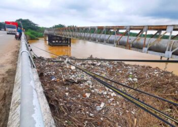 SAMPAH sarap dan bahan sedimen yang dibawa aliran Sungai Linggi yang tersangkut di bawah jambatan di Linggi, Port Dickson.-UTUSAN/MOHD. SHAHJEHAN MAAMIN