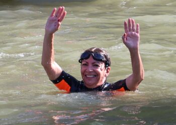 DATUK Bandar Paris, Anne Hidalgo berenang di Sungai Seine pada 17 Julai lalu untuk membuktikan bahawa sungai itu bersih bagi penganjuran sukan renang di Sukan Olimpik 2024. - AFP