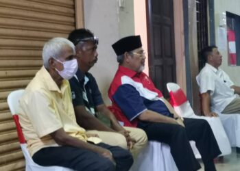 TAJUDDIN Abdul Rahman (kanan) ketika hadir pada Mesyuarat Perwakilan UMNO Bahagian Pasir Salak di Changkat Lada, Pasir Salak hari ini. - UTUSAN/AIN SAFRE BIDIN