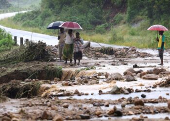 PENDUDUK di daerah Chiradzulu, Malawi melihat kerosakan jalan raya selepas tanah runtuh yang disebabkan oleh taufan Freddy.- AGENSI
