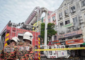 KEBAKARAN premis bilik sewa di Plaza Mahkota, Banda Hilir, Melaka semalam mengakibatkan dua kanak-kanak  maut dipercayai terhidu asap tebal. - UTUSAN/SYAFEEQ AHMAD