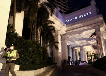 POLIS mengawal keadaan di hadapan hotel Grand Hyatt di Bangkok.- AGENSI