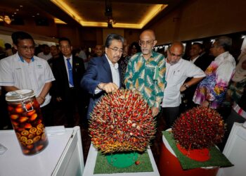 24 - Menteri Perladangan dan Komoditi, Datuk Seri Johari Abdul Ghani melawat reruai pameran pada Program Pemindahan Teknologi Sawit MPOB ke-30, di Hotel Tenera, Bangi, semalam. - UTUSAN/SHIDDIEQIIN ZON