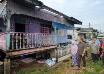 AHMAD Samsuri Mokhtar (dua, kiri) melawat salah sebuah rumah yang rosak dalam kejadian ribut di Kampung Surau Haji Said, Seberang Marang, Marang, semalam. - UTUSAN/PUQTRA HAIRRY ROSLI