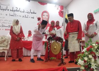 MD. Alwi Che Ahmad memukul gong pada perasmian Mesyuarat Perwakilan Wanita UMNO Bahagian Pasir Salak hari ini. - UTUSAN/AIN SAFRE BIDIN