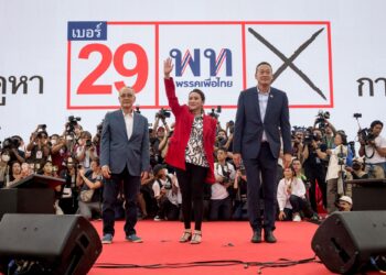 CHAIKASEM Nitisiri (kiri) dan Paetongtarn Shinawatra (tengah) serta Srettha Thavisin ketika berkempen dalam pilihan raya Thailand pada 2023.-AFP