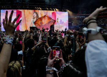 PENYANYI dan penulis lagu, Taylor Swift membuat persembahan ketika konsert The Eras Tour di Stadium Groupama, di Decines-Charpieu, timur Perancis, pada 2 Jun 2024.- AFP