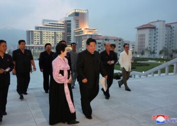 Gambar dikeluarkan daripada Agensi Berita Pusat Korea (KCNA) ada 14 Julai 2024 menunjukkan pemimpin Korea Utara Kim Jong Un (tengah) sedang memeriksa projek pembinaan di Samjiyon City.-AFP