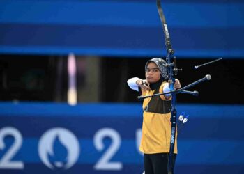 ARIANA Nur Dania Mohamad Zairi ketika beraksi dalam pusingan penyingkiran memanah individu wanita  semasa Sukan Olimpik Paris 2024 di Esplanade des Invalides, semalam.