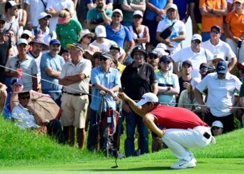 TOM Kim dari Korea Selatan membariskan bolanya ketika bersaing pusingan pertama individu golf lelaki Sukan Olimpik Paris 2024 di Le Golf National di Guyancour, Khamis lalu. - AFP