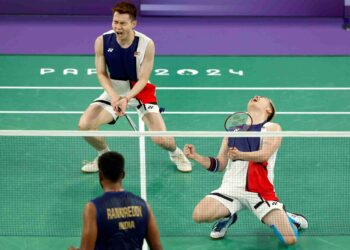 AARON Chia-Soh Wooi Yik meraikan kemenangan dalam perlawanan suku akhir badminton beregu lelaki menentang India semasa Sukan Olimpik Paris 2024 di Arena Porte de la Chapelle. - AFP