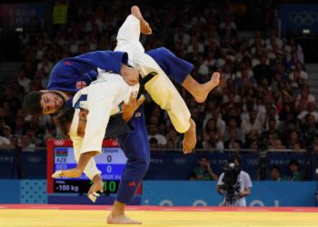 Zelym Kotsoiev dari Azerbaijan (baju putih) dan Ilia Sulamanidze bersaing dalam pertarungan pingat emas bawah 100kg judo lelaki Sukan Olimpik Paris 2024 di Arena Champ-de-Mars. - AFP