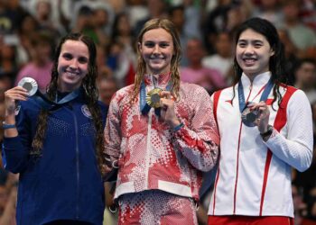 PEMENANG pingat emas, Summer Mcintosh (tengah), bersama Regan Smith dan Zhang Yufei bergambar di podium acara renang kupu-kupu 200m wanita semasa Sukan Olimpik Paris 2024 di Arena Paris La Defense. - AFP