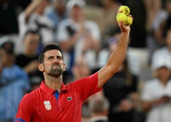 PEMAIN Serbia, Novak Djokovic memukul bola kepada orang ramai ketika dia meraikan kemenangannya ke atas wakil Greece, Stefanos Tsitsipas dalam perlawanan tenis suku akhir perseorangan lelaki di Stadium Roland-Garros semasa Sukan Olimpik Paris 2024, semalam. - AFP