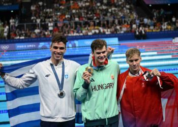 PEMENANG pingat perak Apostolos Christou dari Greece (tengah) bersama Hubert Kos dari Hungary dan Roman Mityukov bergambar dengan pingat masing-masing selepas acara renang 200 meter (m) kuak lentang lelaki semasa Sukan Olimpik Paris 2024 di Arena Paris La Defense. - AFP