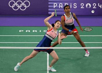 PEARLY Tan (kiri) bermain pukulan dalam perlawanan separuh akhir badminton beregu wanita menentang China semasa Sukan Olimpik Paris 2024 di Arena Porte de la Chapelle, hari ini. - AFP