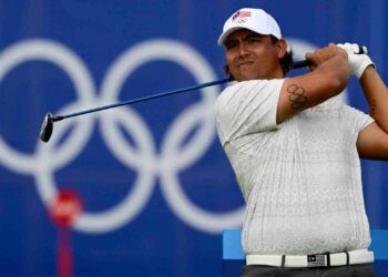 GAVIN Green ketika melakukan tees pada pusingan kedua acara individu golf lelaki Sukan Olimpik Paris 2024 di Le Golf National, Jumaat lalu. - AFP