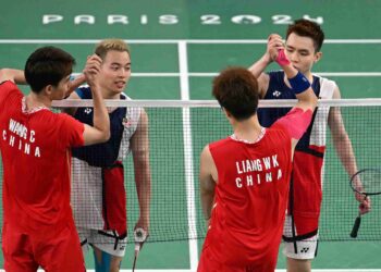 WANG Chang-Liang Wei Keng berjabat tangan dengan Aaron Chia-Soh Wooi Yik selepas perlawanan separuh akhir badminton beregu lelaki Sukan Olimpik Paris 2024 di Arena Porte de la Chapelle, hari ini. - AFP