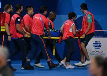 Kakitangan perubatan membawa Tamara Potocka di atas pengusung selepas saringan acara renang rampaian individu 200 meter (m) wanita semasa Sukan Olimpik Paris 2024 di Arena Paris La Defense. - AFP