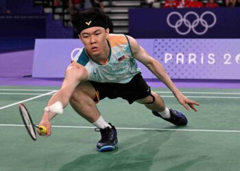 LEE Zii Jia ketika menentang Anders Antonsen dari Denmark dalam perlawanan suku akhir badminton perseorangan lelaki Sukan Olimpik Paris 2024 di Arena Porte de la Chapelle,. - AFP