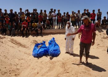 PETUGAS mengambil jenazah rakyat Palestin di satu lokasi di Khan Yunis, Gaa.- AFP