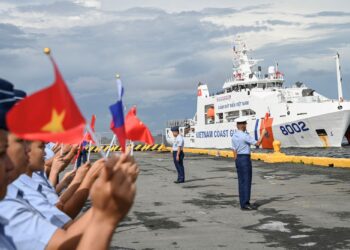 VIETNAM dan Filipina mengadakan latihan bersama pertama di Teluk Manila.-AFP