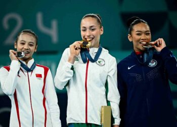 (DARI kiri) Qiu Qiyuan, Kaylia Nemour dan Sunisa Lee bergambar semasa upacara podium untuk acara acara palang bertingkat wanita gimnastik artistik Sukan Olimpik Paris 2024 di Arena Bercy, hari ini. - AFP