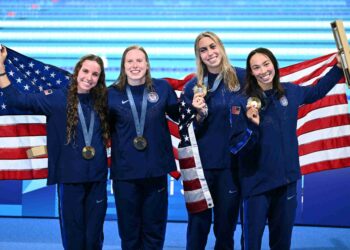 PEMENANG pingat emas, Regan Smith, Lilly King, Gretchen Walsh dan Torri Huske bergambar selepas acara 4x100m rampaian wanita Sukan Olimpik Paris 2024 di Arena La Defense, hari ini. - AFP