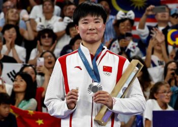 PEMENANG pingat perak, He Bingjiao memegang bendera kecil Sepanyol selepas perlawanan akhir perseorangan wanita Sukan Olimpik Paris 2024 di Porte de la Chapelle Arena, Paris semalam. - AFP