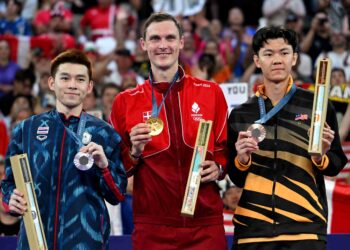 PEMENANG pingat gangsa, Lee Zii Jia (kanan) bersama Viktor Axelsen dan Kunlavut Vitidsarn ketika upacara pingat badminton perseorangan lelaki Sukan Olimpik Paris 2024 di Arena Porte de La Chapelle, semalam. - AFP