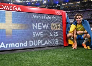 ATLET Sweden, Armand Duplantis meraikan kejayaan mencipta rekod dunia baharu selepas aksi akhir lompat bergalah lelaki Sukan Olimpik Paris 2024 di Stade de France. - AFP