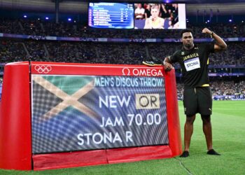 ROJE Stona meraikan kemenangan acara akhir lempar cakera lelaki dan mencipta rekod baharu Olimpik semasa pertandingan olahraga Sukan Olimpik Paris 2024 di Stade de France, hari ini. - AFP